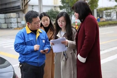 浙江省水利廳水資源管理處副調(diào)研員沈仁英攜浙江日?qǐng)?bào)記者等蒞臨景興調(diào)研采訪(fǎng)