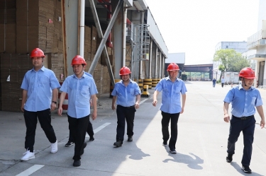 送清涼、致敬意！公司董事長(zhǎng)朱在龍帶隊(duì)慰問一線勞動(dòng)者