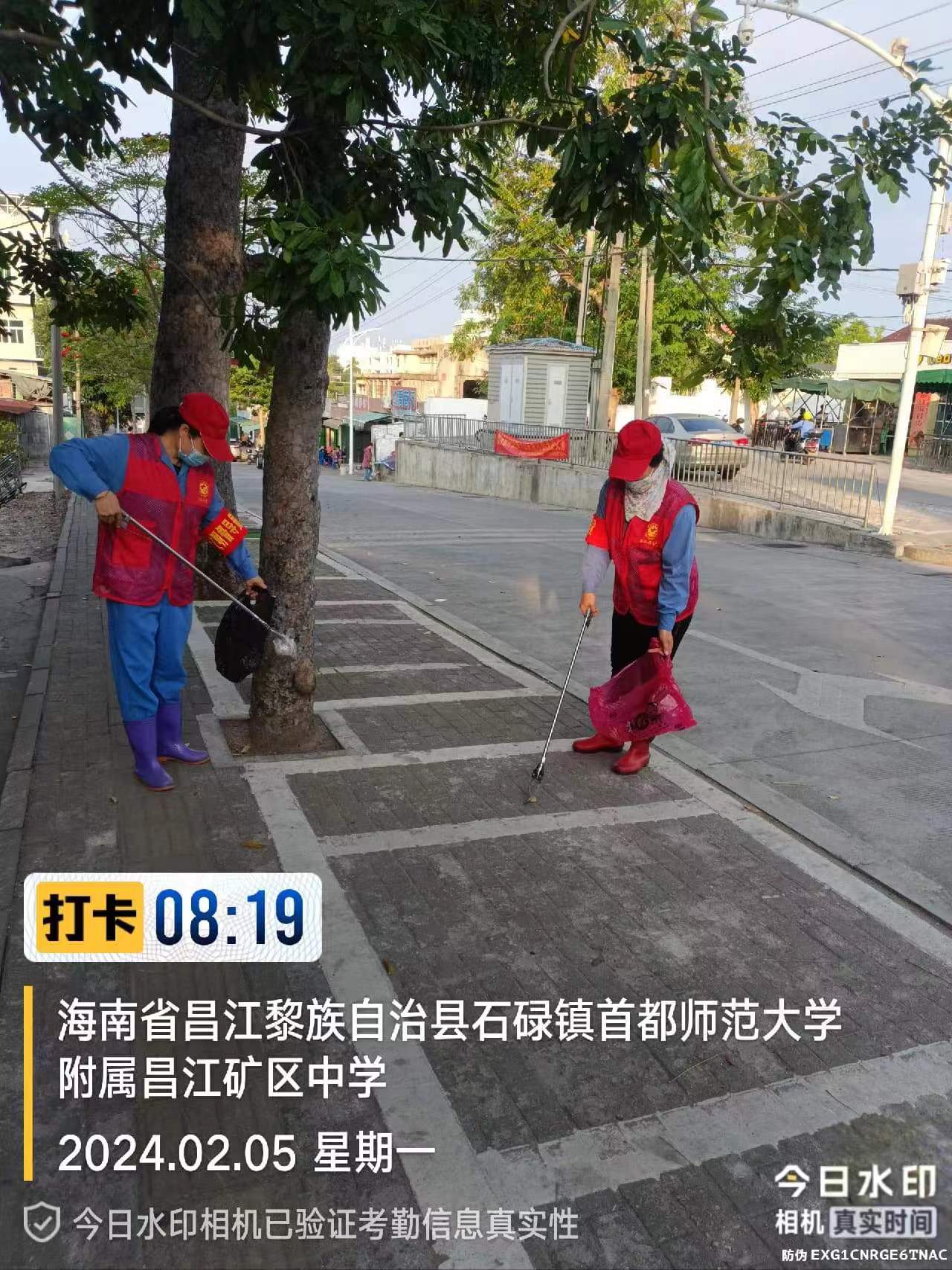 昌江分公司首都師范大學附屬昌江礦區(qū)中學物業(yè)員工們周邊保潔服務